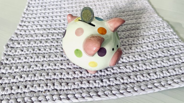 Budgetplanung sparen: Sparschwein mit 2 Euro im Schlitz