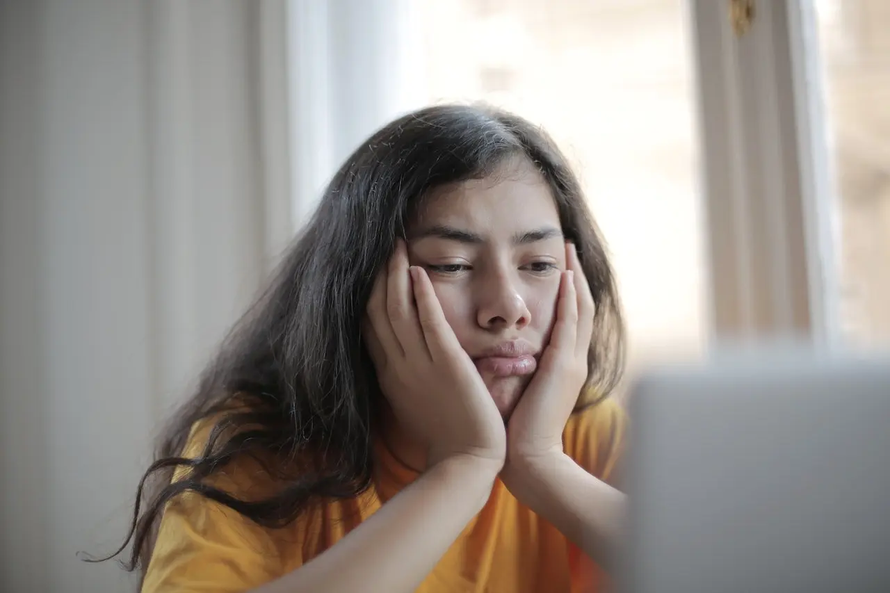 Prokrastination: Mädchen starrt auf Laptop