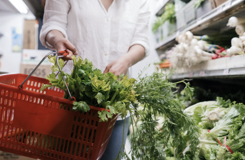 Geld sparen beim Einkaufen: Einkaufskorb mit Gemüse