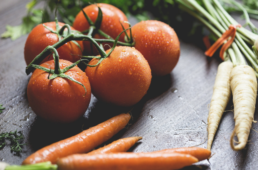 Beim Einkaufen sparen: Lebensmittel Tomaten Möhren
