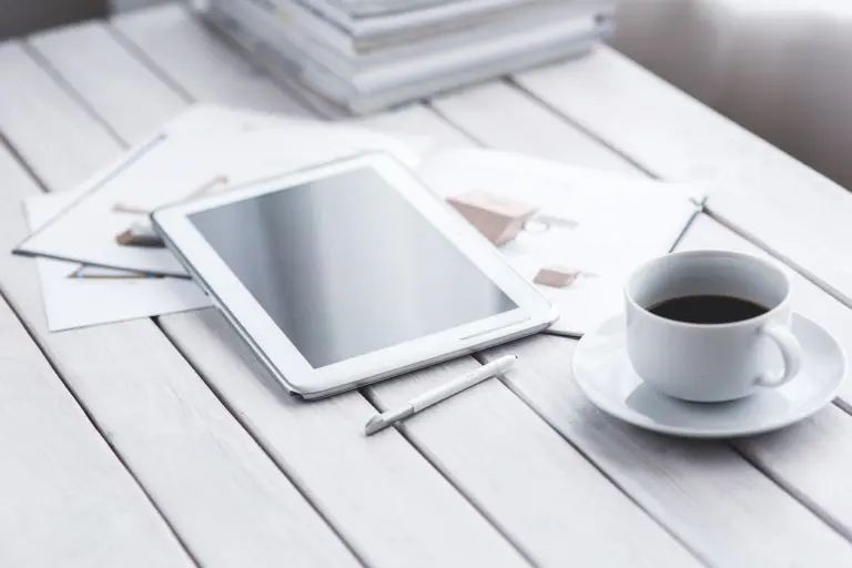 Digitale To-Do-Liste: Tablet mit Kaffee