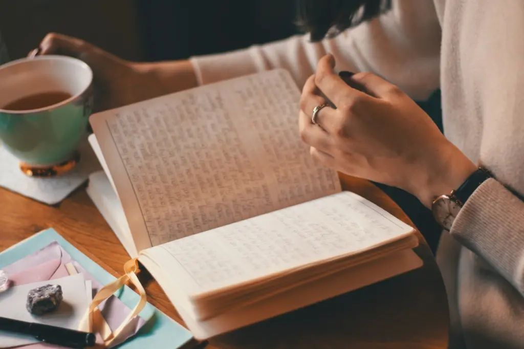 Journaling: Frau blättert Tagebuch durch